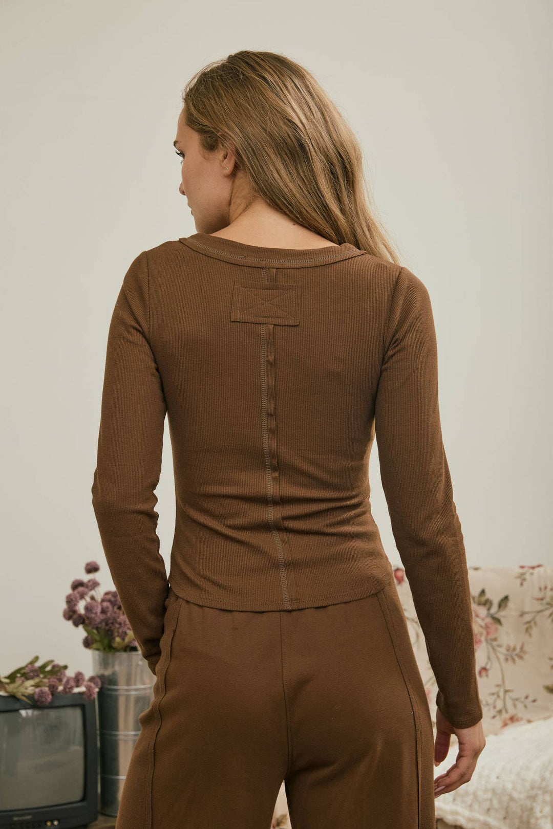 FITTED LONG SLEEVE RIBBED HENLEY KNIT TOP