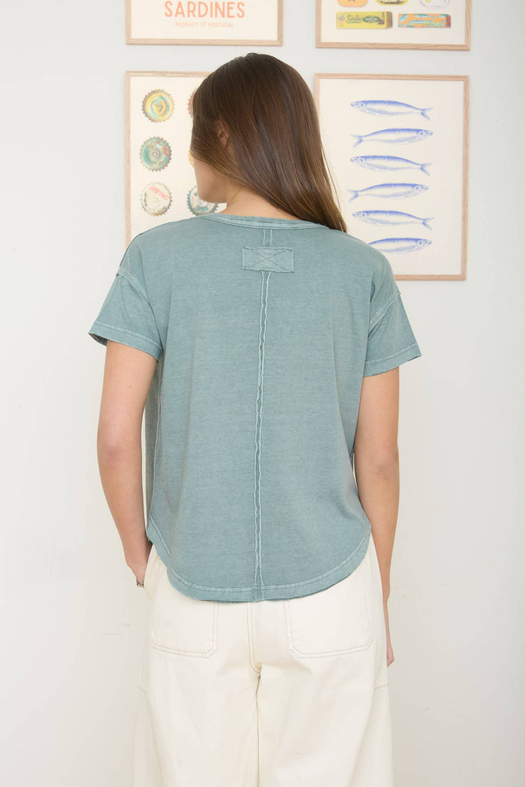 ROUND NECK SHORT SLEEVE EXPOSED SEAM KNIT TOP