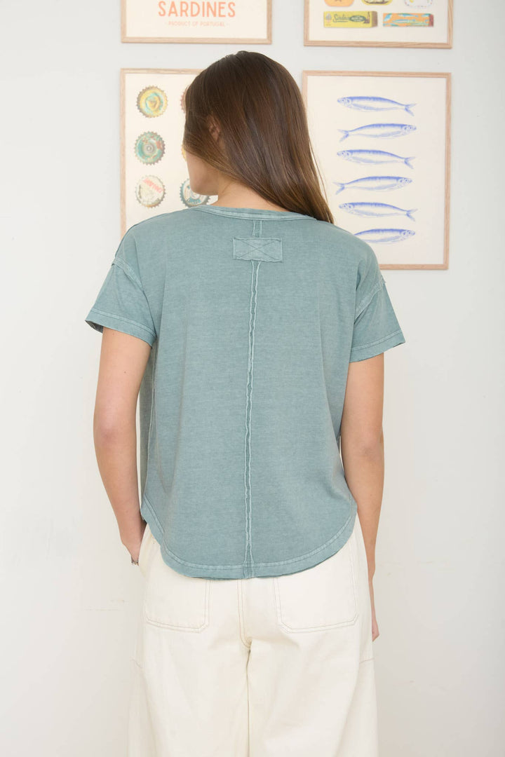 ROUND NECK SHORT SLEEVE EXPOSED SEAM KNIT TOP