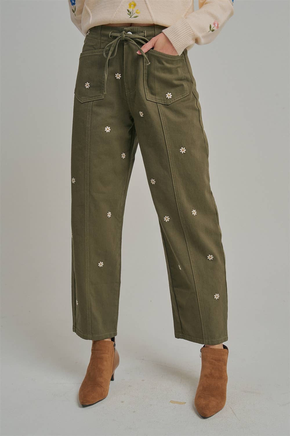FLORAL EMBROIDERED BARREL SHAPED RELAXED PANTS