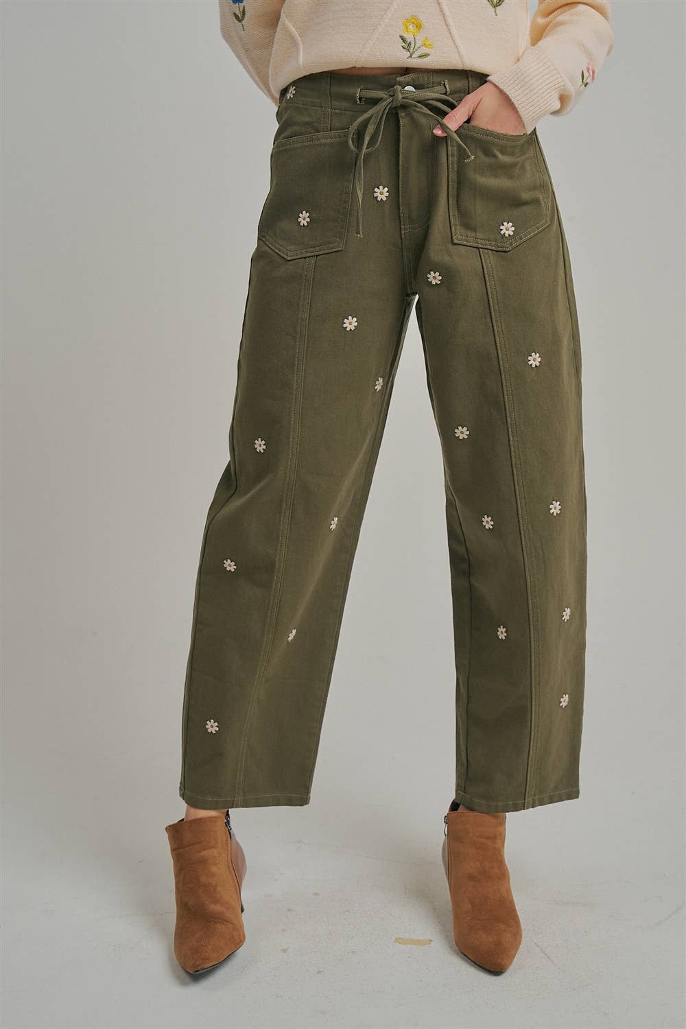 FLORAL EMBROIDERED BARREL SHAPED RELAXED PANTS