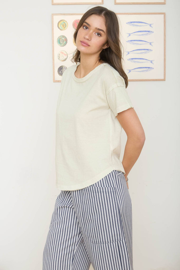 ROUND NECK SHORT SLEEVE EXPOSED SEAM KNIT TOP