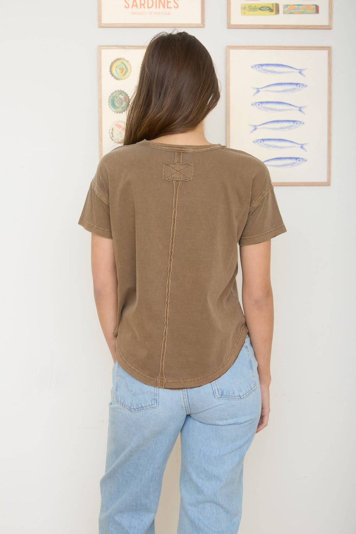 ROUND NECK SHORT SLEEVE EXPOSED SEAM KNIT TOP