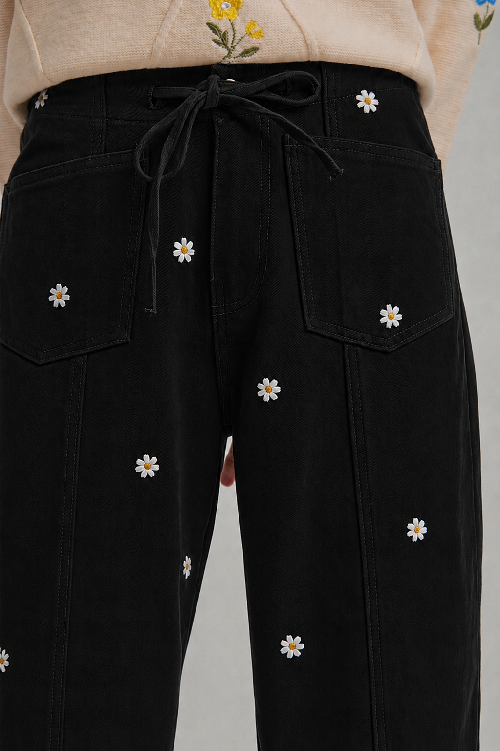 FLORAL EMBROIDERED BARREL SHAPED RELAXED PANTS