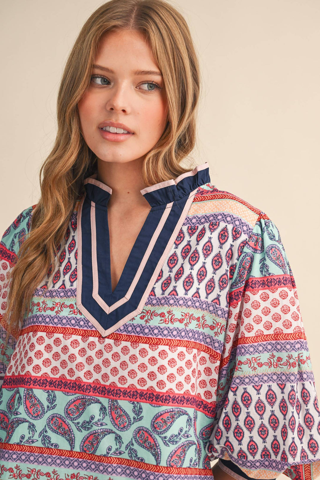 BUBBLE SLEEVE V NECK TOP