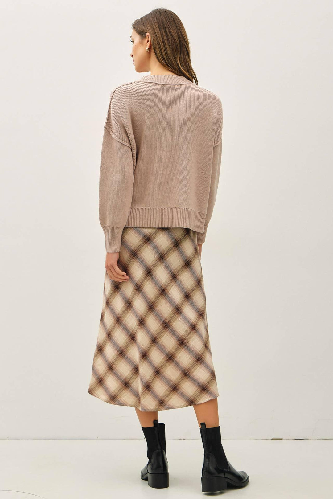 RIBBED KNIT SWEATER WITH RAW SEAM DETAILS