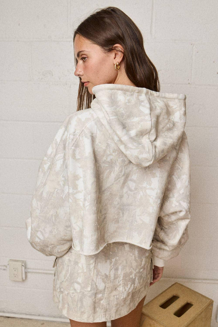 CAMO CROPPED HOODIE TOP