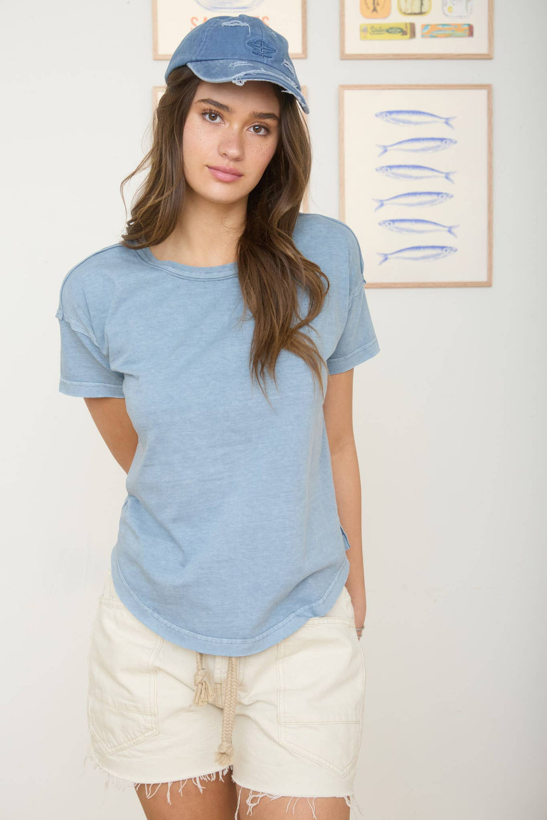 ROUND NECK SHORT SLEEVE EXPOSED SEAM KNIT TOP