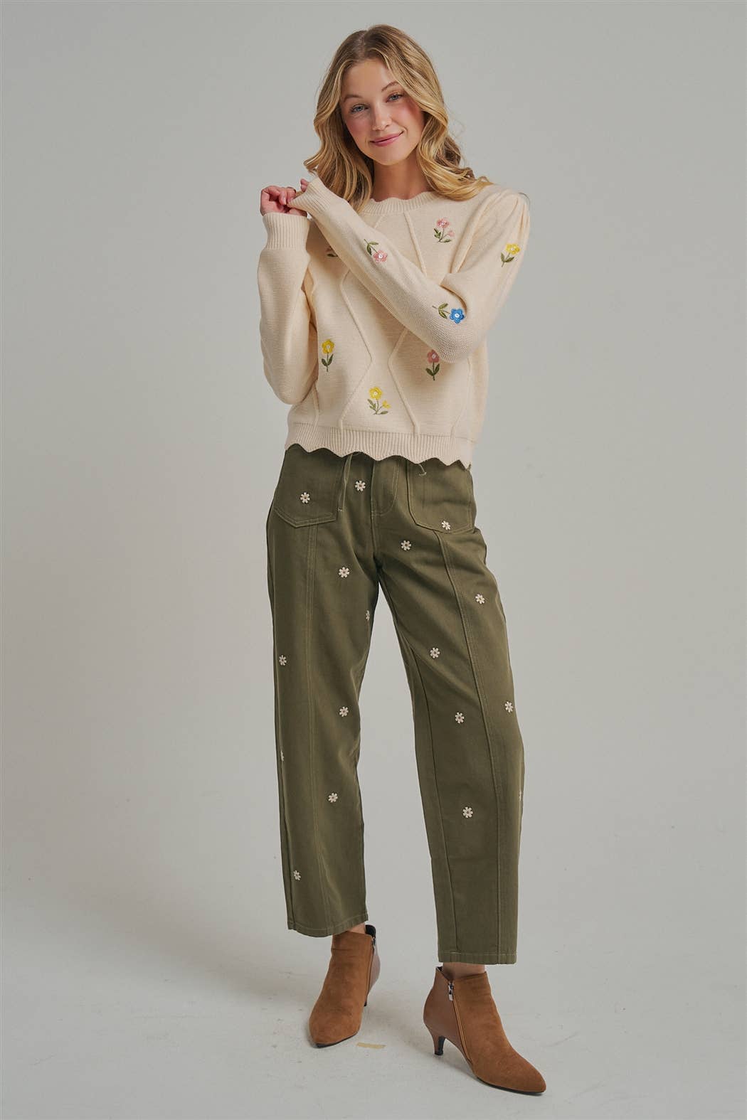 FLORAL EMBROIDERED BARREL SHAPED RELAXED PANTS