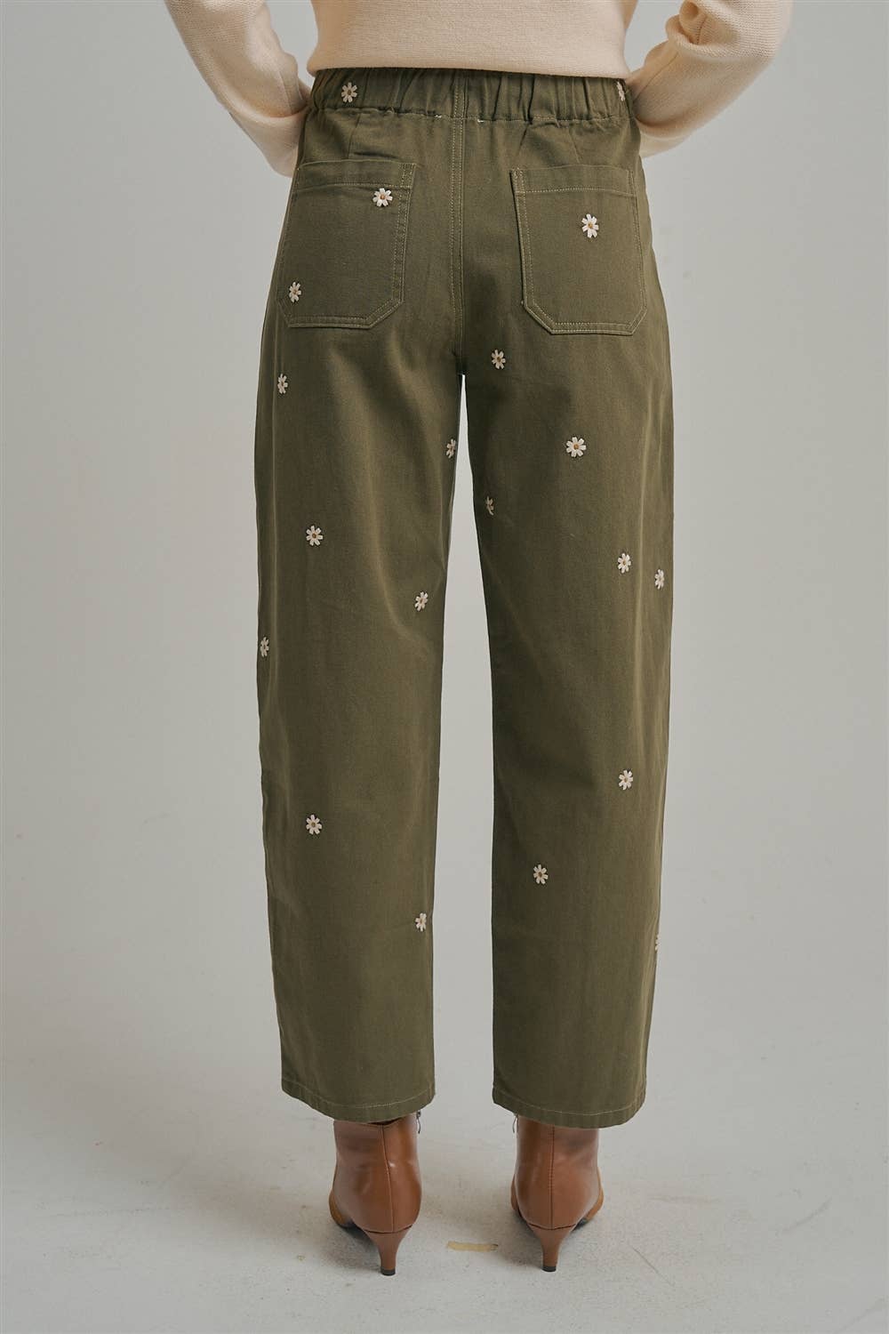 FLORAL EMBROIDERED BARREL SHAPED RELAXED PANTS