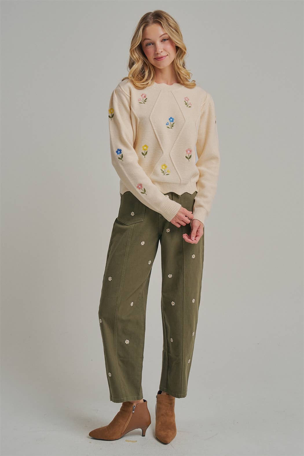 FLORAL EMBROIDERED BARREL SHAPED RELAXED PANTS