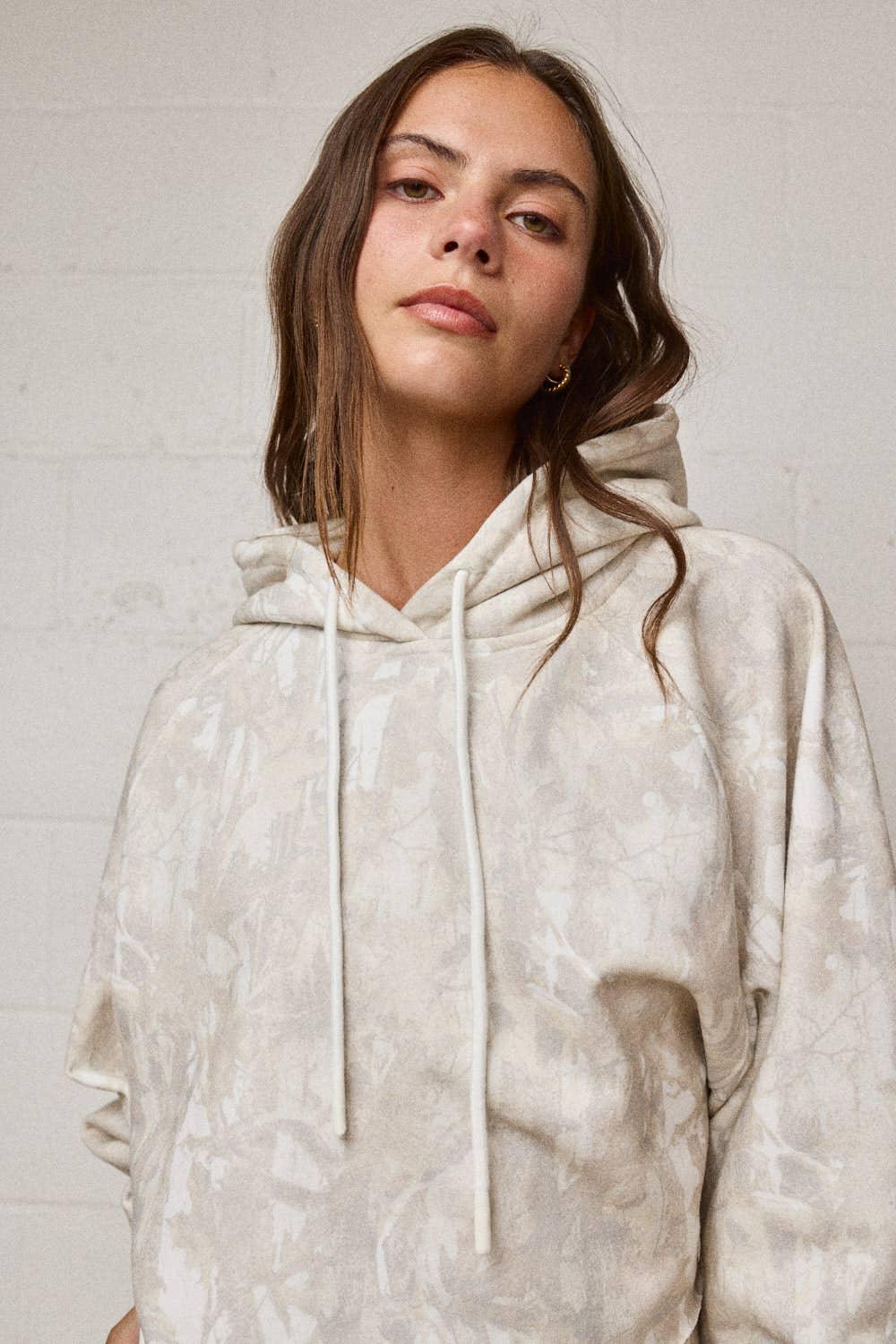 CAMO CROPPED HOODIE TOP