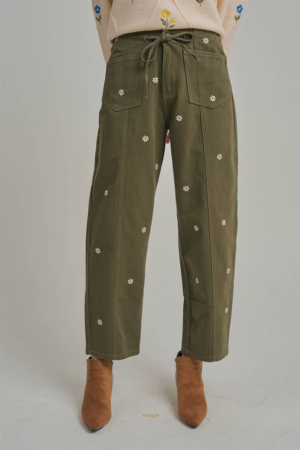 FLORAL EMBROIDERED BARREL SHAPED RELAXED PANTS