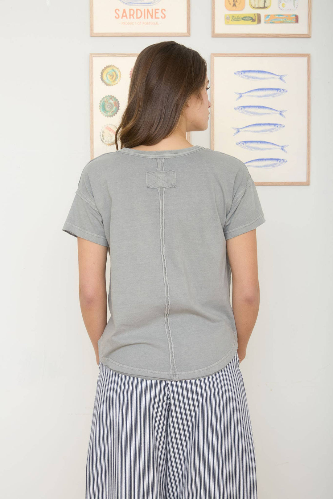 ROUND NECK SHORT SLEEVE EXPOSED SEAM KNIT TOP