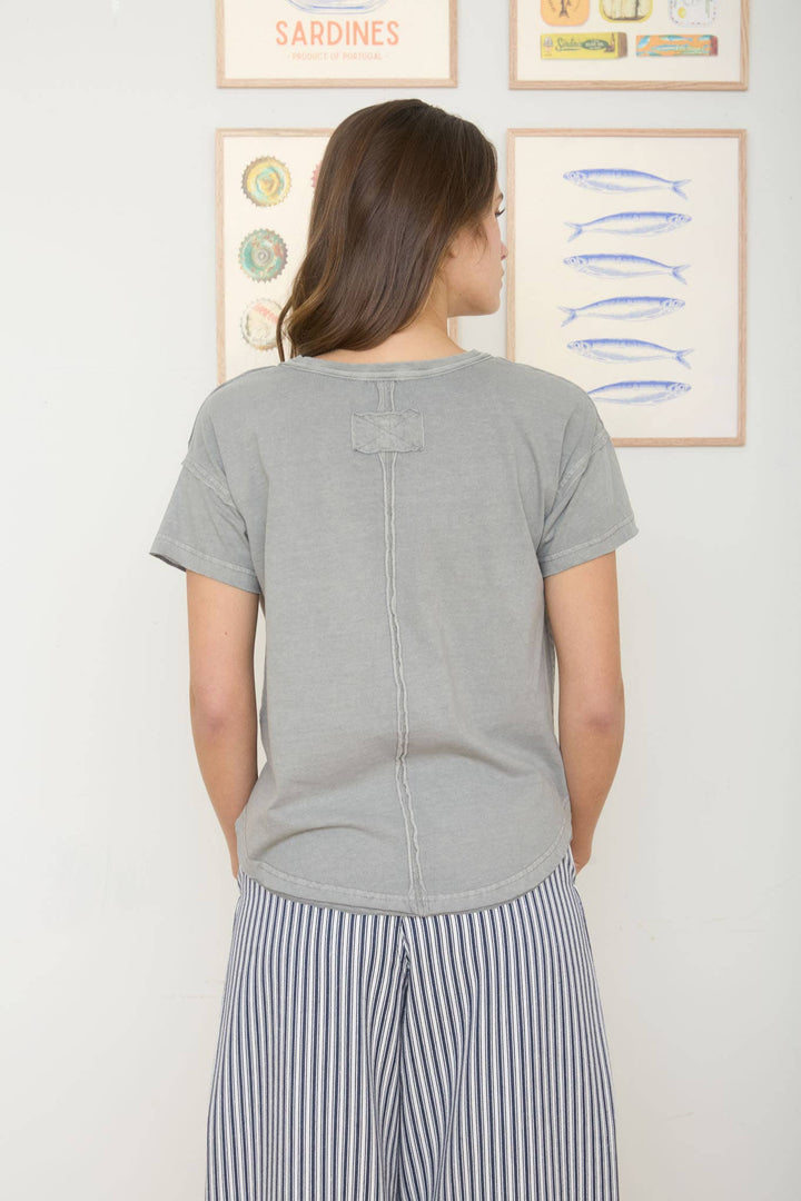 ROUND NECK SHORT SLEEVE EXPOSED SEAM KNIT TOP