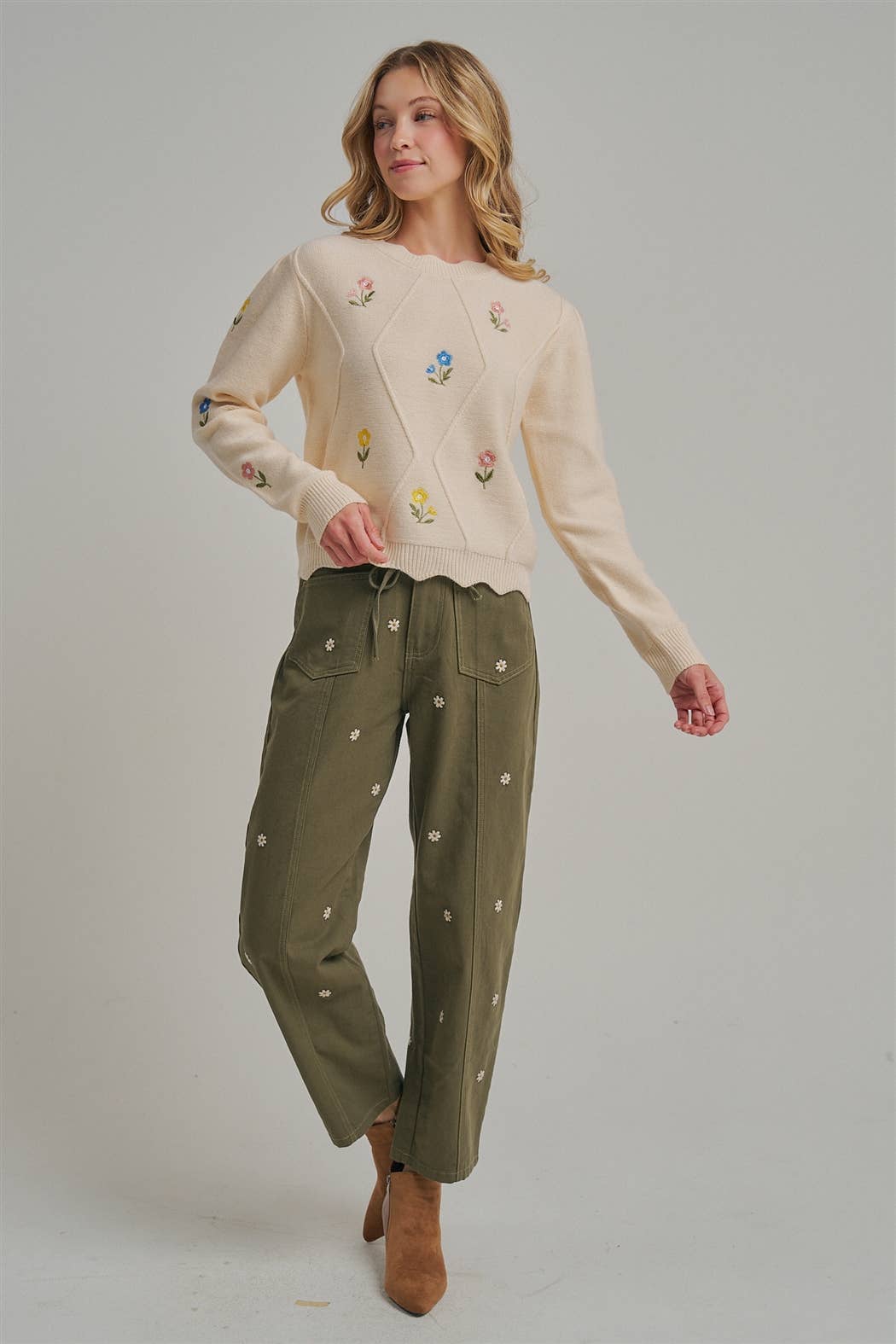 FLORAL EMBROIDERED BARREL SHAPED RELAXED PANTS
