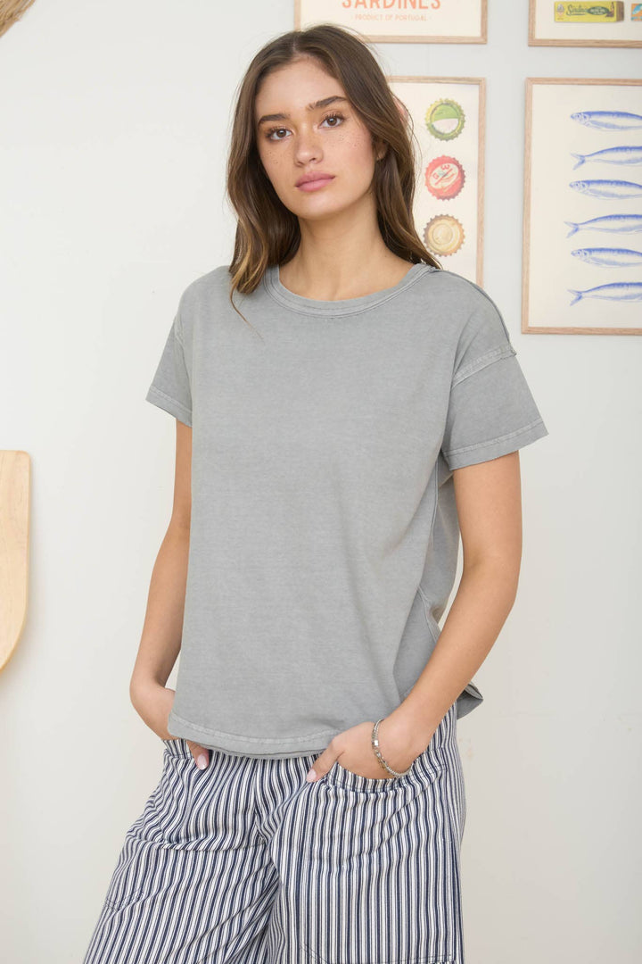 ROUND NECK SHORT SLEEVE EXPOSED SEAM KNIT TOP