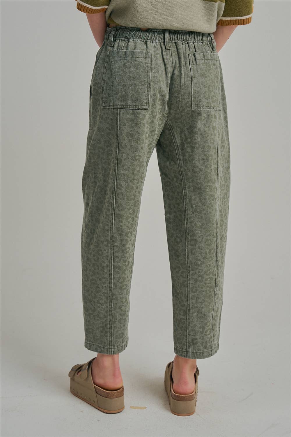 MID RISE CASUAL FIT VINTAGE LEOPARD PANTS