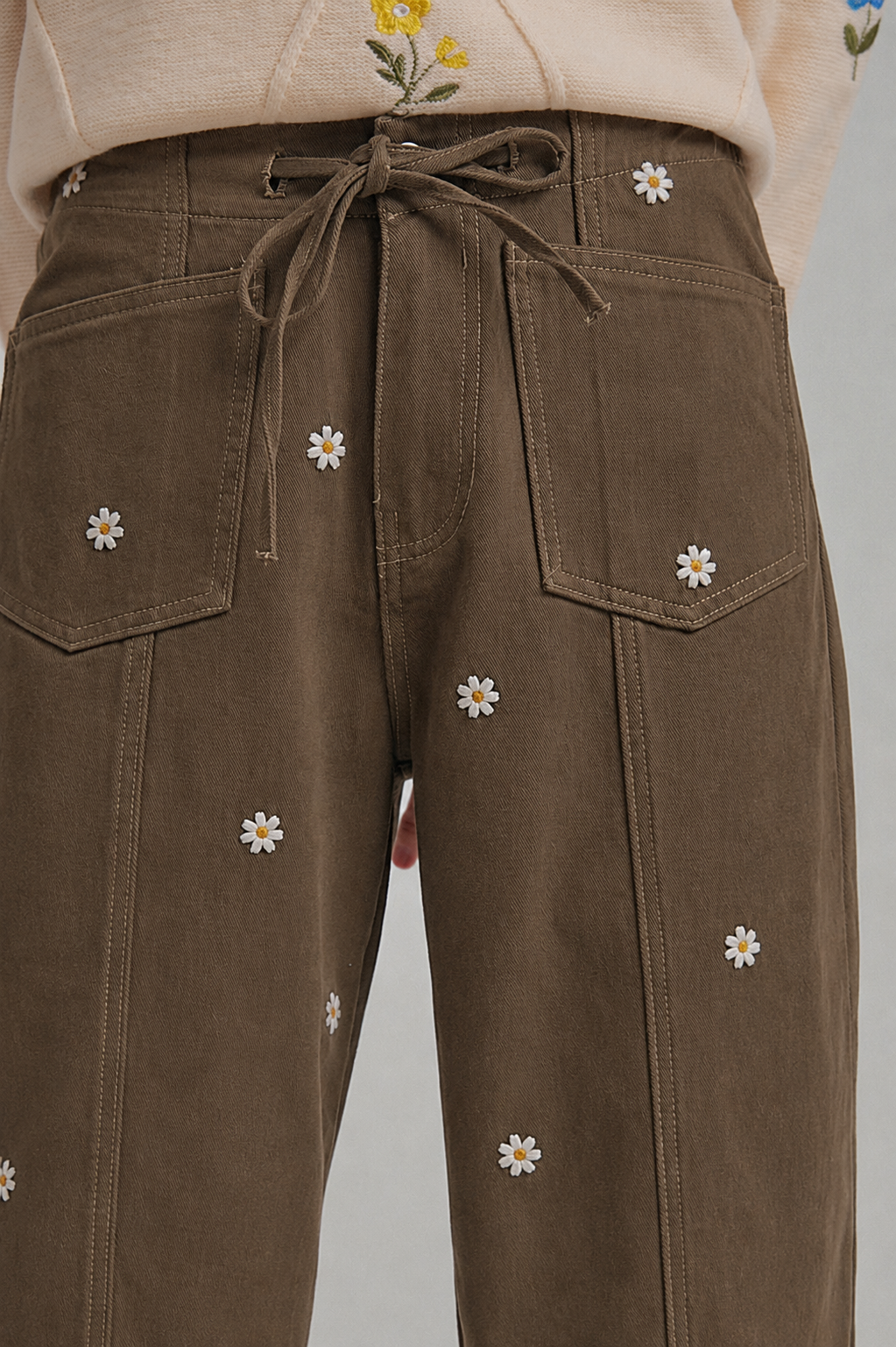 FLORAL EMBROIDERED BARREL SHAPED RELAXED PANTS